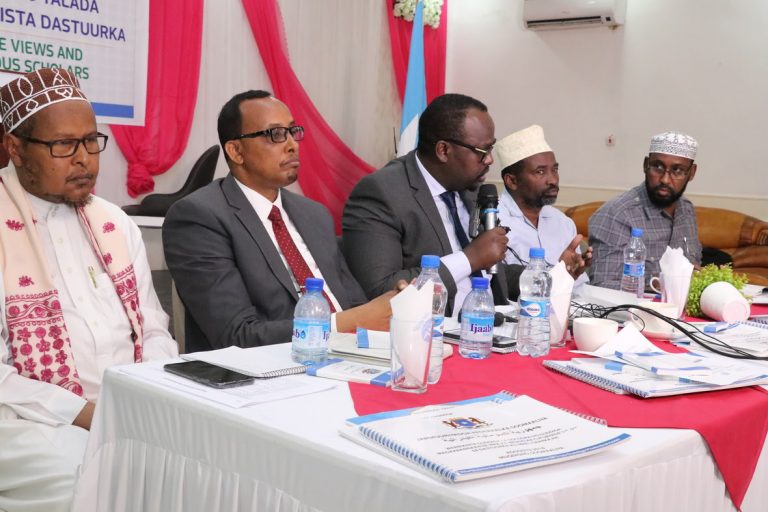 Wasaaradda Arrimaha Dastuurka Oo Kulan Wadatashi Ah La Yeelatay Culumada Soomaaliyeed