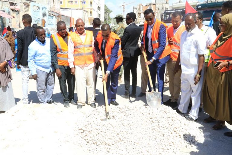 Duqa Muqdisho oo dhagax dhigay Waddada isku xirta degmooyinka Shingaani iyo Xamar Jajab