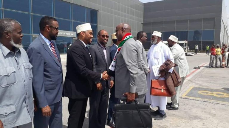 Mas’uuliyiin ka tirsan dowladda oo si diiran u soo dhaweeyay wafdi ka socda Somaliland oo deeq keenay
