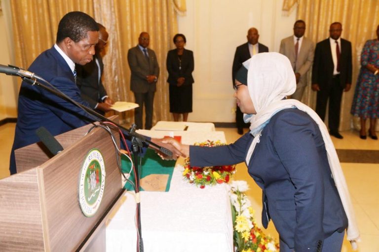 Madaxweynaha Zambia oo waraaqaha aqoonsiga ka guddoomay Danjiraha cusub ee dalka Soomaaliya u qaabilsan Zambia