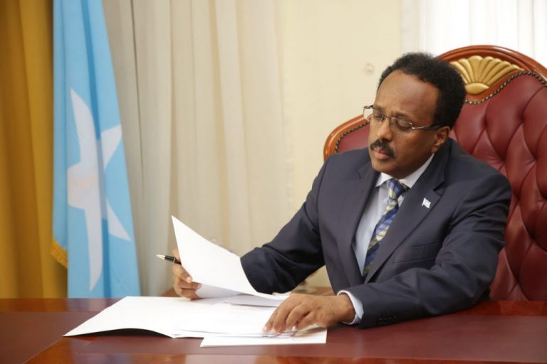 Madaxweyne Farmaajo oo meel-mariyey sharciga Maareynta Maaliyadda Guud iyo sharciga Shirkadaha Ganacsiga
