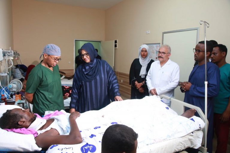 Marwada Koowaad ee dalka oo booqatay dhaawacyadii Qaraxii Ex-Kaantarool “Sawirro”
