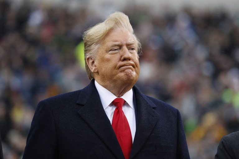 Donald Trump oo ku hanjabay in dowladiisu weerari doonto 52 goobood oo Iiraan leedahay.