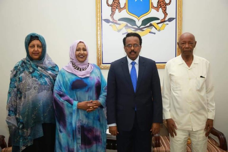 Madaxweyne Farmaajo oo Xafiiskiisa ku qaabbilay Ra’isulwasaare Ku Xigeenkii hore ee Dalka+Sawirro