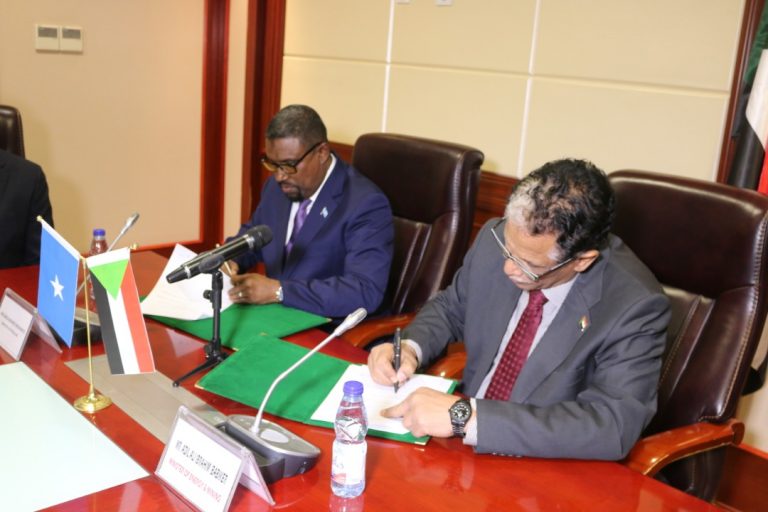 Wasiirka baad-roolka iyo mac-danta Soomaaliya oo hishiis la saxiixday dhigisa dalka Suudaan