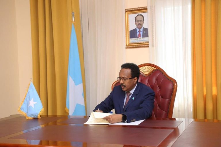 Madaxweyne Farmaajo Oo Saxiixay Sharciga Batroolka Ee JFS