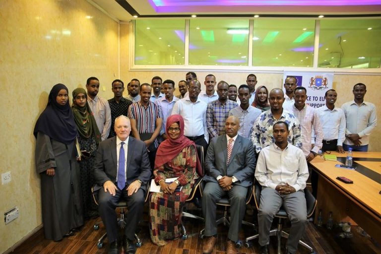 Wasiiru-dowlaha Maaliyadda oo tababar u soo xiray shaqaalaha Wasaaradda “SAWIRRO”