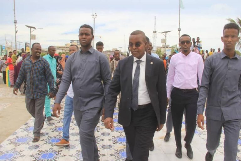 Guddoomiyaha gobolka Banaadir Cumar Filish oo shacab dibadbaxayay kula hadlay Daljirka-dahsoon.