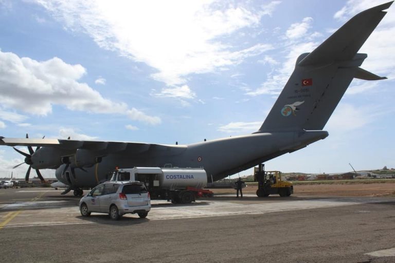Qalab Caafimaad oo ka yimid Turkiga oo Garoonka Muqdisho laga soo dejiyay+Sawirro