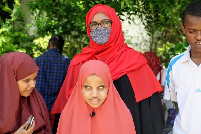 Maamulka Gobalka Banaadir Iyo Wasaarada Haweenka Oo Deeq Lacageed Gaarsiiyay Qoysas Dan Yar Ah