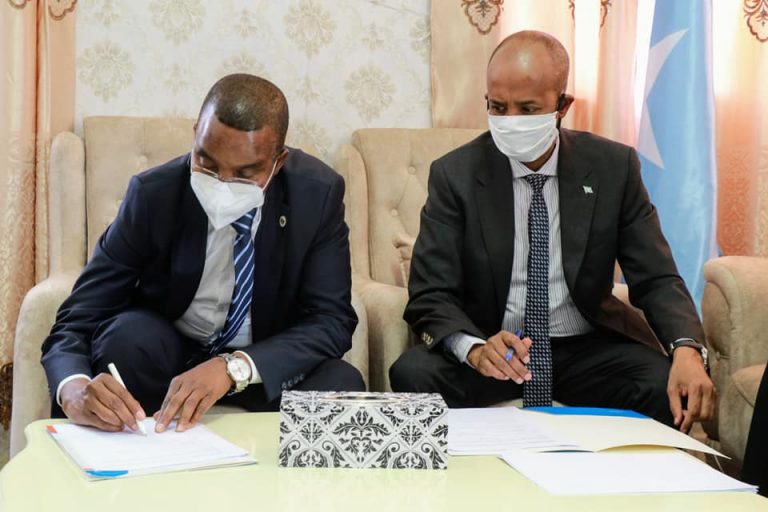 Guddoomiye Cumar Filish Iyo Wasiir Warfaa Oo Saxiixay Mashruuca Caawinta Danyarta