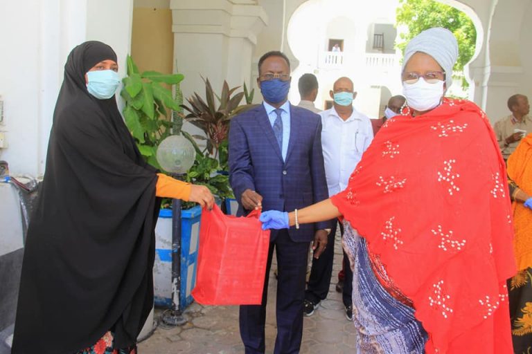 Maamulka Gobolka Banaadir oo kala wareegay gudiga wacyi galinta qaran qalab looga gaashaanto coved-19