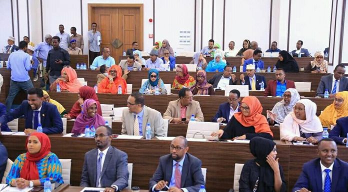 Golaha Shacabka Oo Akhrinta 1-Aad Mariyay Hindisaha Dib U Eegista Sharciga Xisbiyada