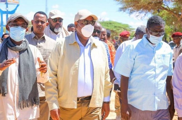Madaxweyne Deni Iyo Wafdi Uu Horkacayo Oo Qardho Tagay
