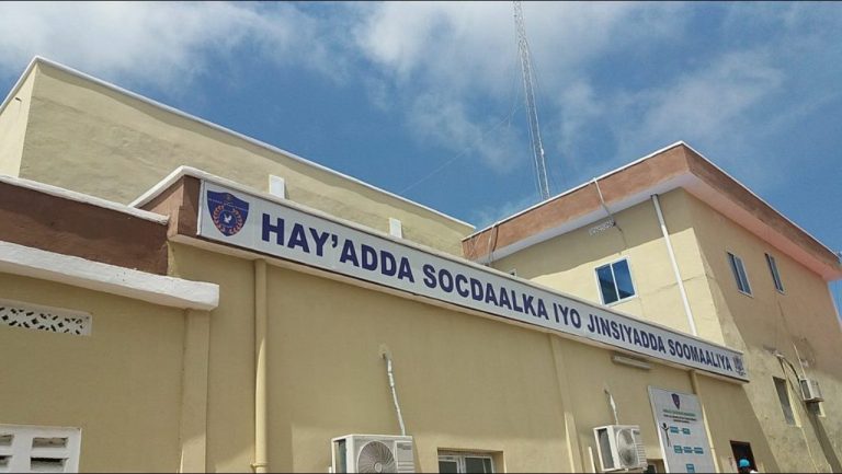 Hey’adda Socdaalka iyo Jinsiyadda oo dib u bilaabeysa Bixinta Baasaboorka.
