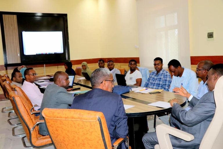 Wasaaradda Ganacsiga oo tababar kor loogu qaadayo xirfadooda ufurtay qaar ka mid shaqaalaha
