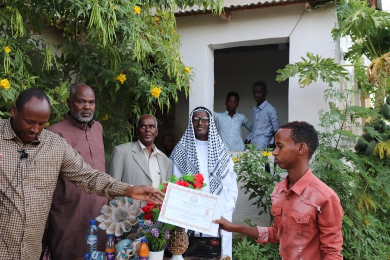 Arday ka gashay kaalimaha hore Imtixaankii Dugsiga dhexe ee Bakool oo la abaalmariyay +Sawirro.