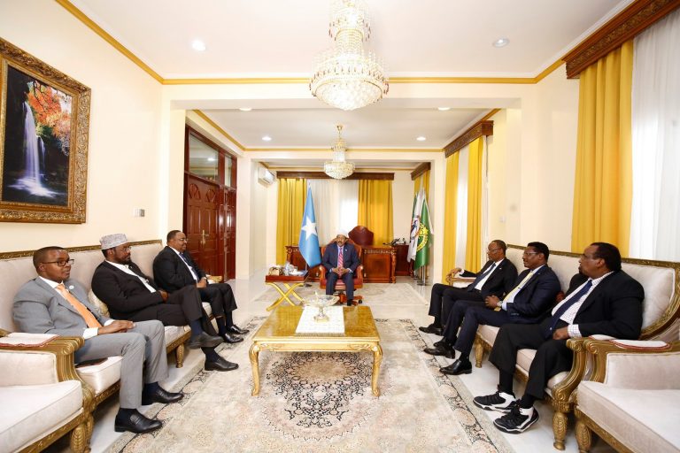 Madaxwene Farmaajo oo furay shirkii DF iyo Dowlad gobolleedyada (sawirro)