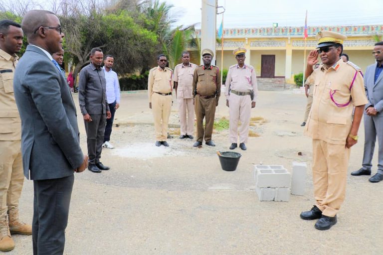 Guddoomiyaha Gobolka Banaadir oo dhagax dhiggay Xarunta ilaalada deegaanka Xamar iyo waaxda Dad dhigista+SAWIRRO.