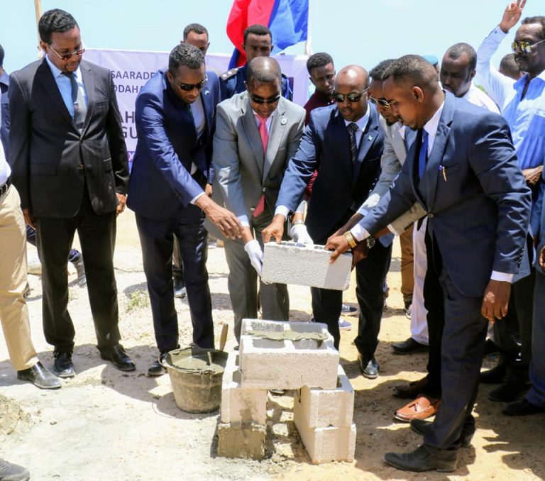 Duqa Muqdisho oo dhagax dhigay Dugsi sare oo ay yeelaneyso Gubadleey+sawirro.
