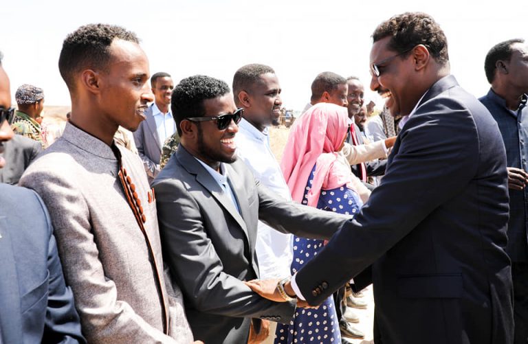 Madaxweynaha Galmudug iyo wafdi uu hoggaaminayo oo gaaray Gaalkacyo+sawirro.