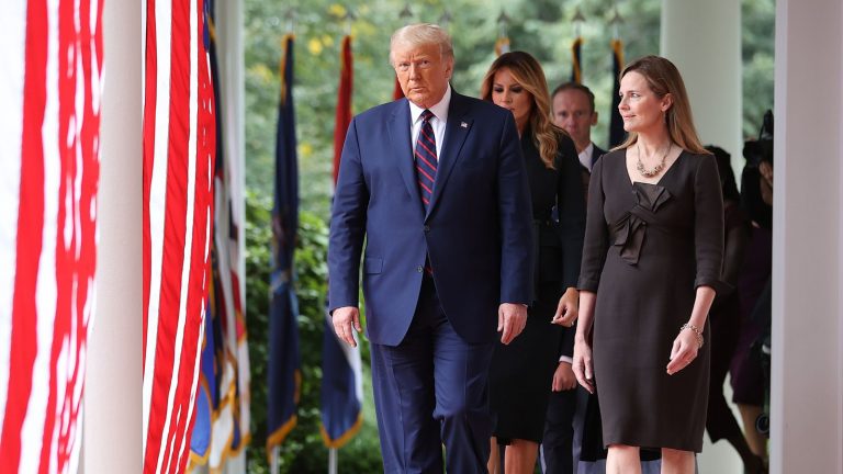 Madaxweyne Trump oo garsooraha Maxkamadda sare u soo xulay Amy Coney Barret.
