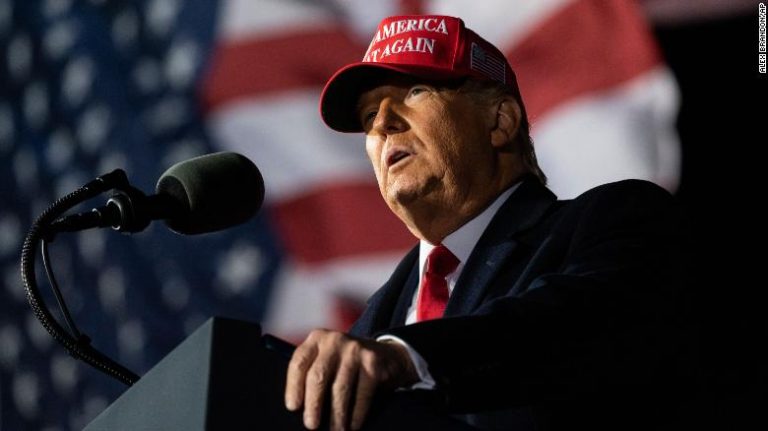 Madaxweyne Trump oo qirtay in Koonto uu ku leeyahay bankiyo kuyaalla Shiinaha.