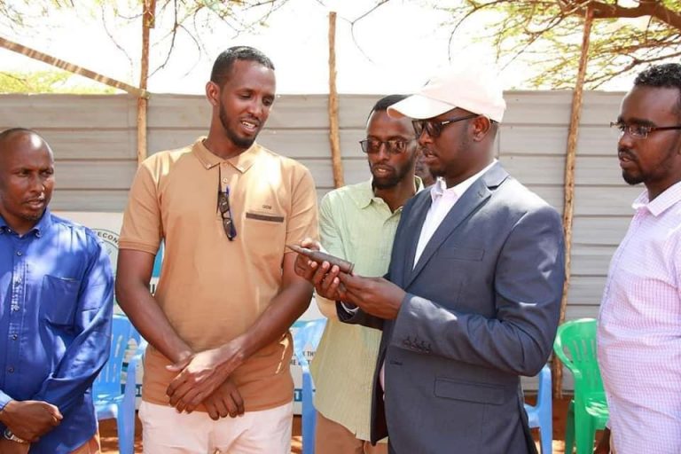Wasiirka waxbarashada Galmudug oo booqday iskuulka Bangeelle oo dhawaan carruur ay ku geeriyoodeen+Sawirro.