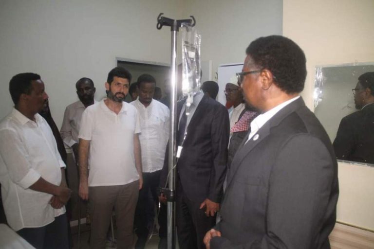 Guddoomiyaha golaha Shacbiga oo ku booqday Isbitaalka Ordagan gabar bukaan ah.