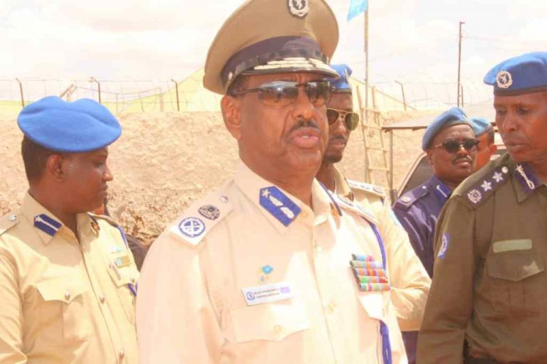 Wafdi uu hoggaaminayo Taliyaha ciidanka Booliska Soomaaliyeed oo gaaray Cadaado.