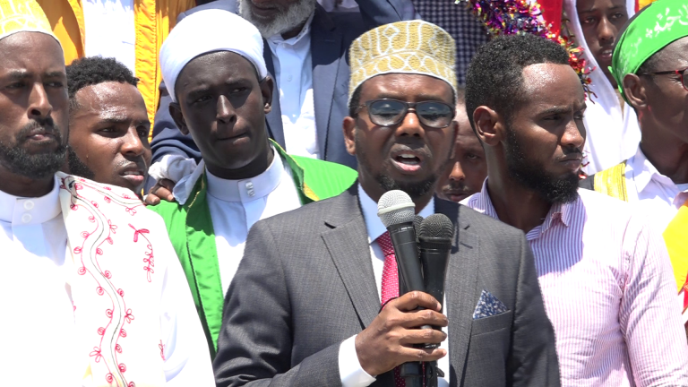 Wasiirka Awqaafta iyo arrimaha diinta XFS Cumar Cali Rooble”cid kasta oo isku dayda inay nabi Muxamed wax u dhibto waxba kama dhibi karto”