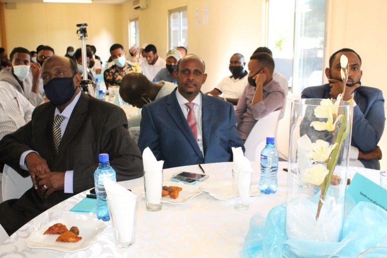 Mas’uuliyiinta Safaaradda Soomaaliya ee K/Afrika ayaa kulan u qabatay Xubno ka socday Jaamacadaha iyo Ardayda Soomaaliyeed ee dalkaasi+(SAWIRRO).