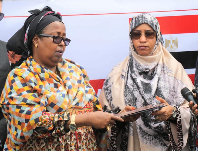 Wasaaradda Gargaarka oo deeq Daawo iyo Raashin ah ku wareejisay Maamulka Gobolka Banaadir+(SAWIRRO)+(MUUQAAL).