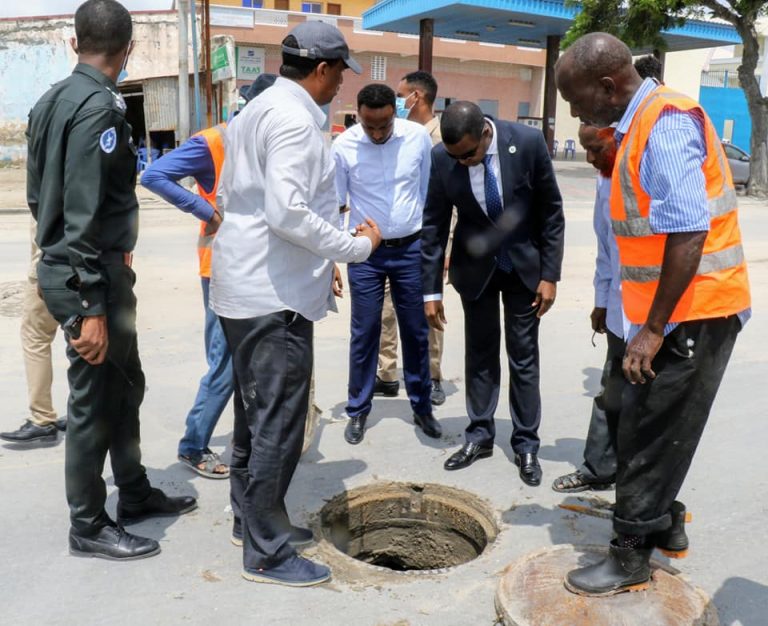 Guddoomiye Maamulka Gobolka Banaadir oo kormeeray goobaha ay ka socday howlaha dib loogu furayo Biyo mareenada+(SAWIRRO).