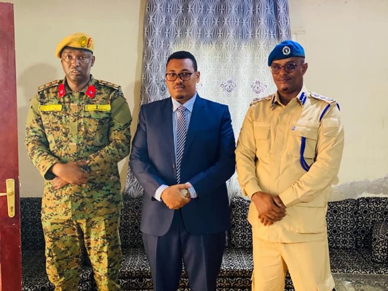 Guddoomiyaha Barlamaanka Hirshabeelle oo la kulmay Saraakiisha Ciidamada Qalabka sida ee ku suganMagaalada Jowhar+(SAWIRRO).