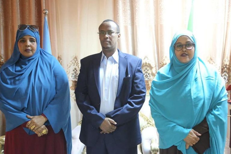 Madaxweynaha Hirshabeelle Cali Guudlaawe oo la kulmay Wasiir ku-xigeenka Wasaaradda Haweenka XFS+(SAWIRRO).