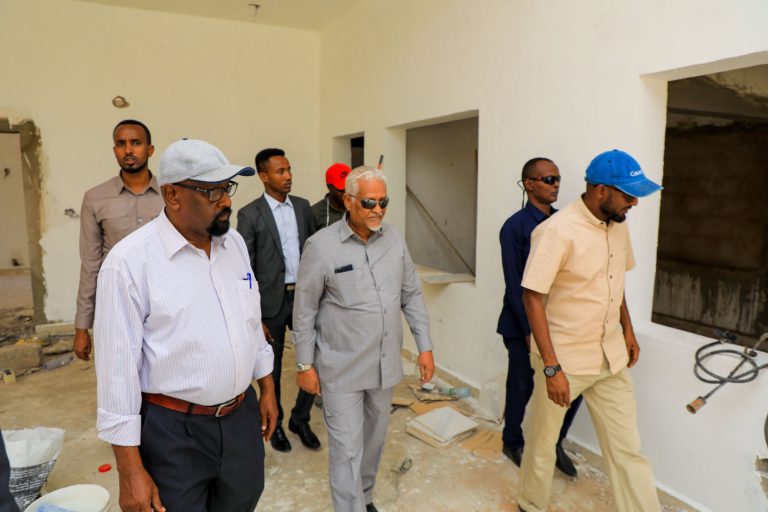 Madaxweyne ku xigeenka maamulka Puntland oo kormeeray dhismaha ka socda madaxtooyada Puntland+(SAWIRRO).