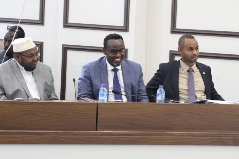 Golaha Shacabka oo cod aqlabiyad leh ku ansixiyay Xubnaha Golaha Adeegga Garsoorka iyo Guddiga Madaxabanaan ee la dagaallanka musuq maasuqa+(SAWIRRO).