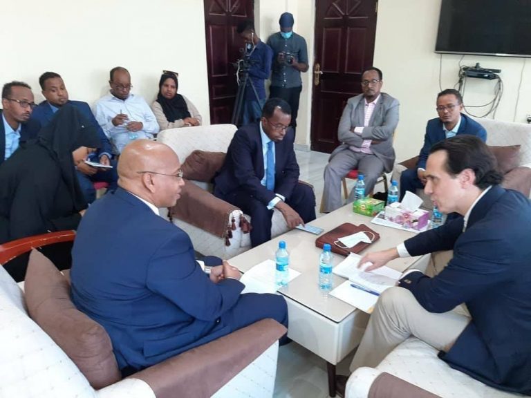 Wasiirka Warfaafinta XFS oo Xafiiskiisa ku qaabilay Madaxa istiraatiijiyada Warbaahinta ee UNSOM+(SAWIRRO).