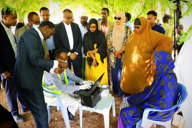 Dowladda Soomaaliya oo dhaqaale siineysa qoysaski uu saameeyay Ayaxa+(SAWIRRO).