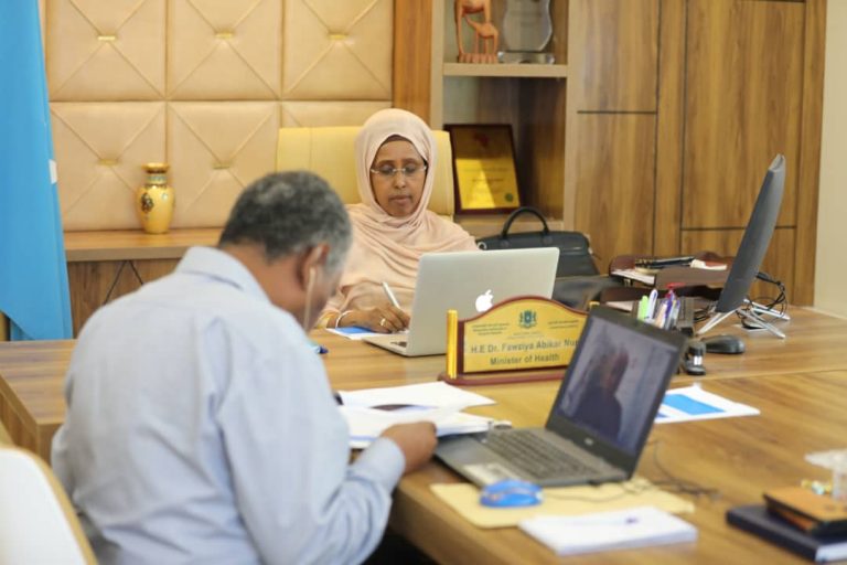 Wasiirka caafimaadka oo ka qeyb gashay shir looga hadlayay xoojinta adeegyada Hooyadda iyo dhalaanka+(SAWIRRO).