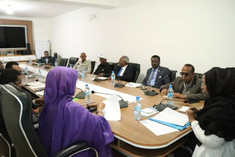 Warbixin ku saabsan saameynta caabuqa COVID-19 oo laga wareystay Wasiirka Caafimaadka+(SAWIRRO).