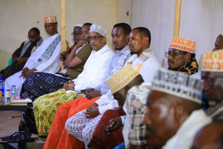 Wasiirka Shaqada JFS oo kulan la qaatay Odayaasha Dhaqanka iyo Wax-garadka Degmada Galdogob+(SAWIRRO).