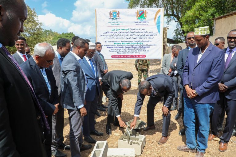 Ra’iisul Wasaaraha xukumadda federaalka Soomaaliya Mudane Maxamed Xuseen Rooble  oo dhagax-dhigay  Dhismaha Xaruunta ay yeelanayso Wasaaradda Awqaafta iyo Arrimaha diinta  ee dowladda Goboleedka  Koonfur Galbeed+(SAWIRRO