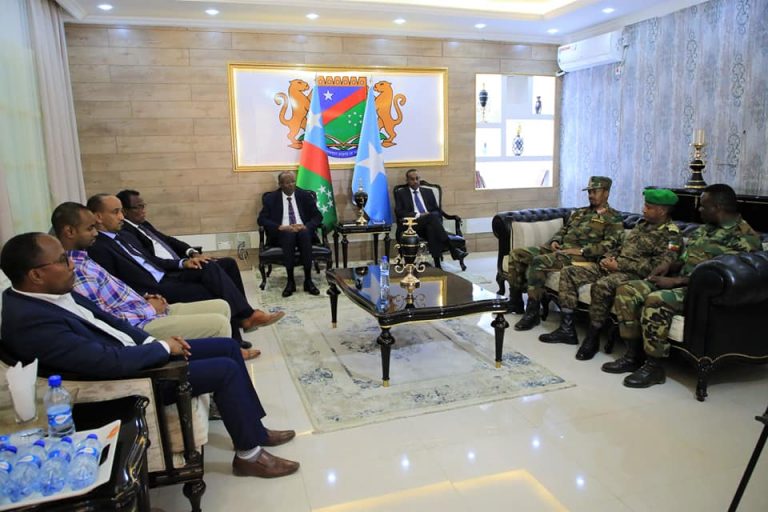 Ra’iisul wasaare Rooble oo Saraakiisha Taliska qeybta 60aad ee xoogga dalka iyo AMISOM kala hadlay howlgallada ka dhanka ah Al-shabaab+(SAWIRRO).