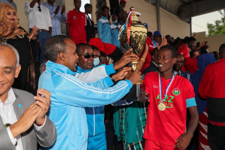 Ra’iisul Wasaaraha Xukuumadda Federaalka Soomaaliya oo koobka degmooyinka Gobolka Banaadir gudiinsiiyey degmada Shingaani+(SAWIRRO).