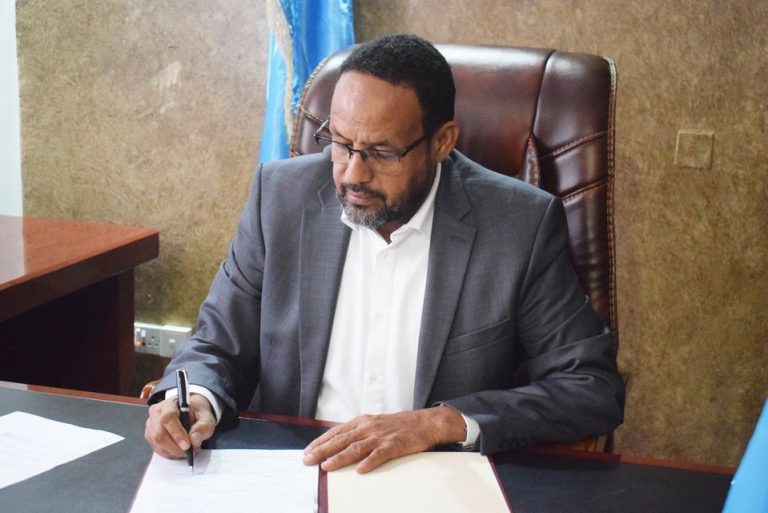 Wasaaradda waxbarashada XFS oo heshiis 57,000 oo arday lagu siinayo waxbarasho lacag la’aan ah la yeelatay sanduuqa maalgelinta Qatar+(SAWIRRO).