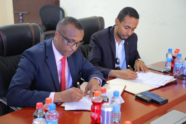 Wasaaradda Shaqada iyo Arrimaha Bulshada XFS oo la saxiixatay shirkadda Hope Labs Group+(SAWIRRO).