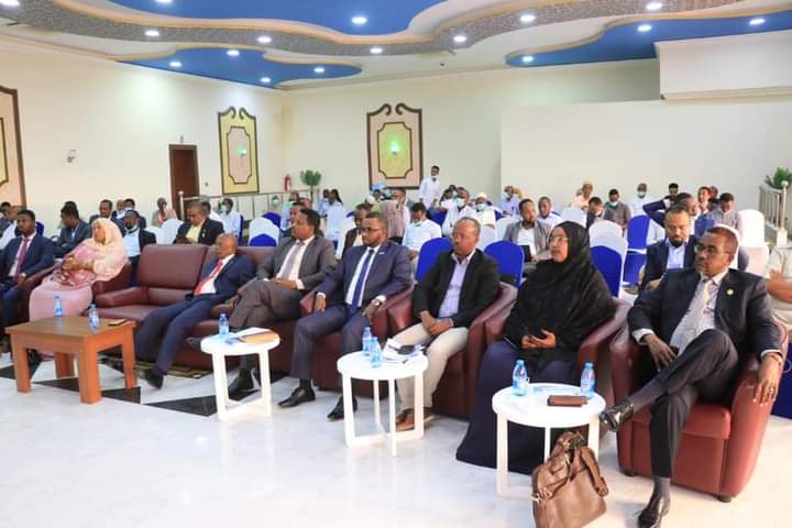Shirka gabo-gabeyda dib u Eegista farsamo ee Dastuurka oo Muqdisho ka socda+(SAWIRRO).