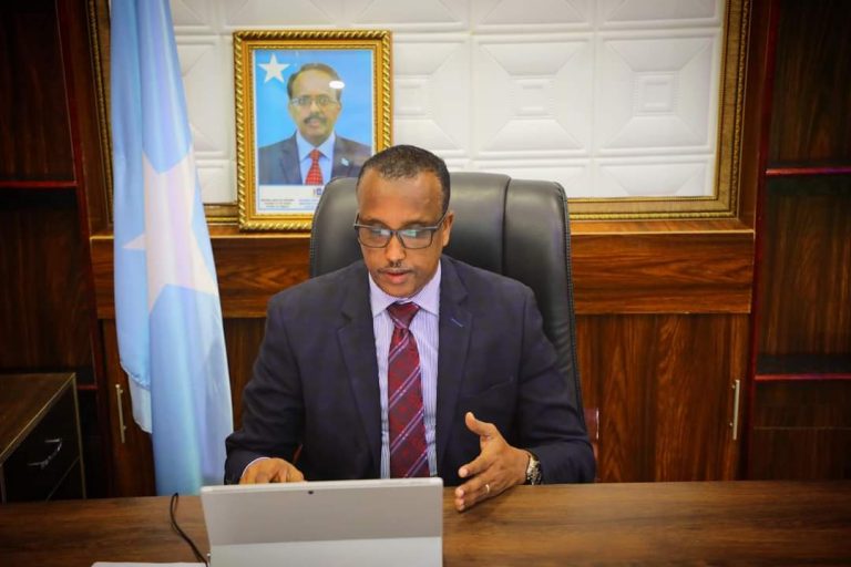 Wasiirka Shaqada iyo arrimaha bulshada oo ka qeyb galay shir muhiim ah.